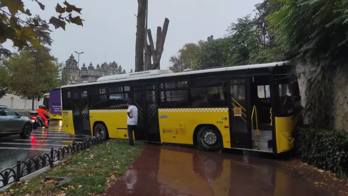 Beşiktaş'ta İETT Otobüsü Motosiklete Çarptı: Yaralı Var