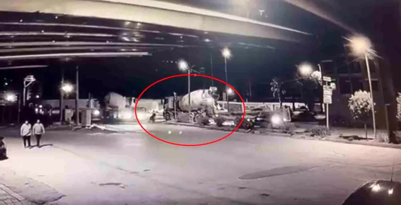 Antakya'da Beton Mikseri Motosikleti Ezerken Sürücü Zıplayarak Kurtuldu