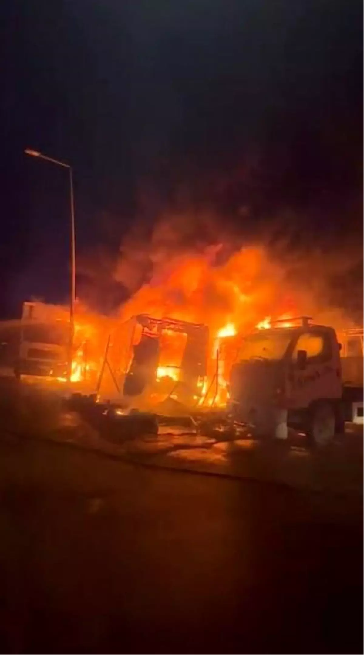 Bursa'da Park Halindeki Kamyonlar Alev Alev Yandı