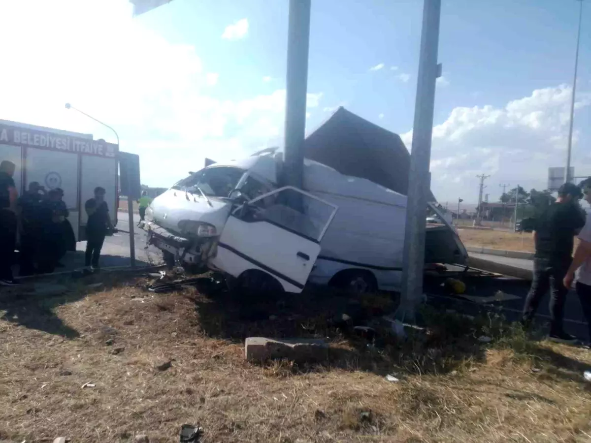 Çorum'da Minibüs ile Kamyonet Çarpıştı: 5 Yaralı