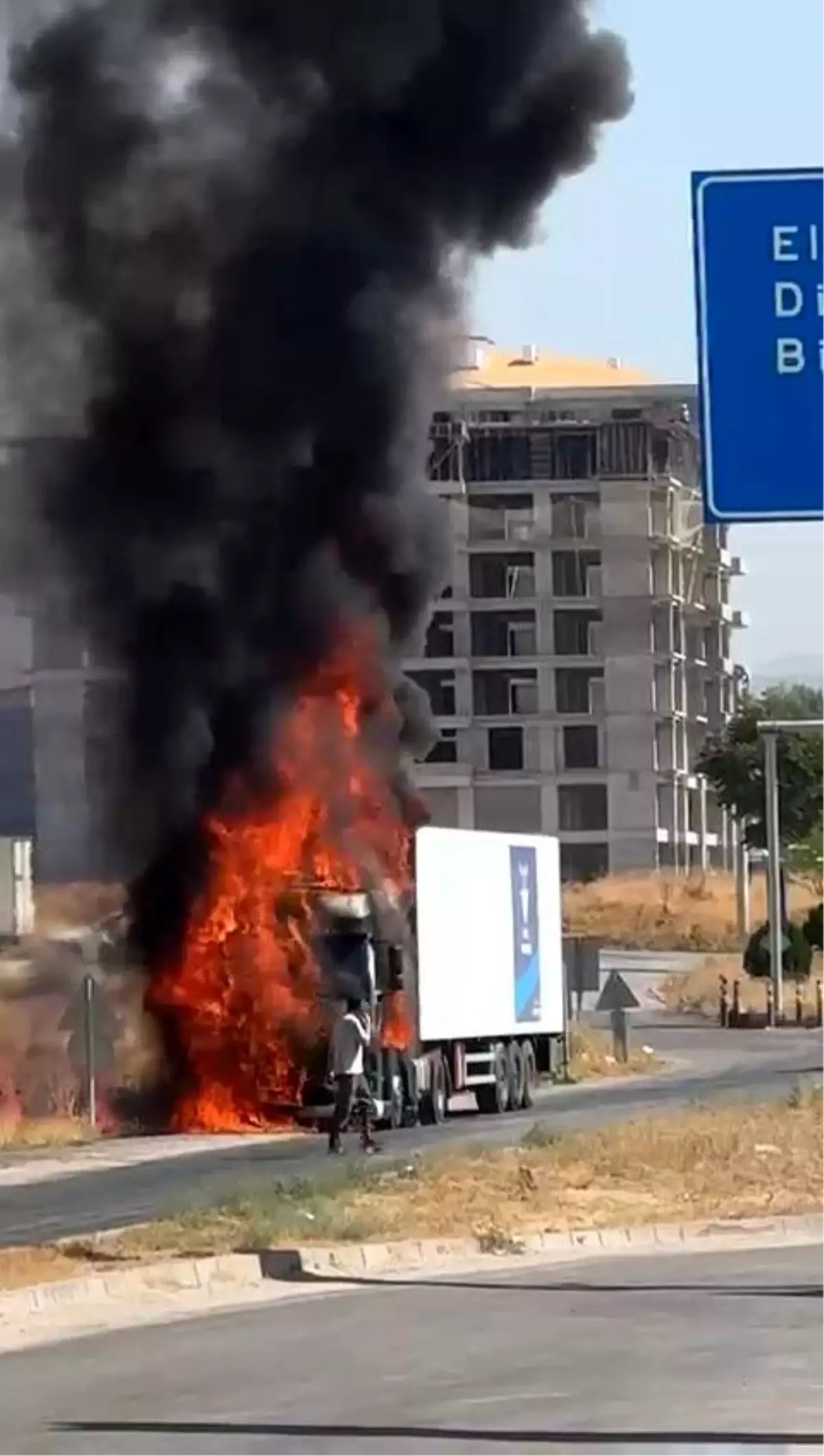Elazığ'da Seyir Halindeki Tır Alev Alev Yandı