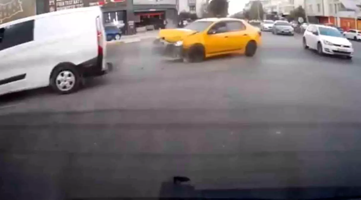 Elazığ'da Panelvan ve Ticari Taksi Çarpıştı: Kazanın Anı Güvenlik Kamerasında