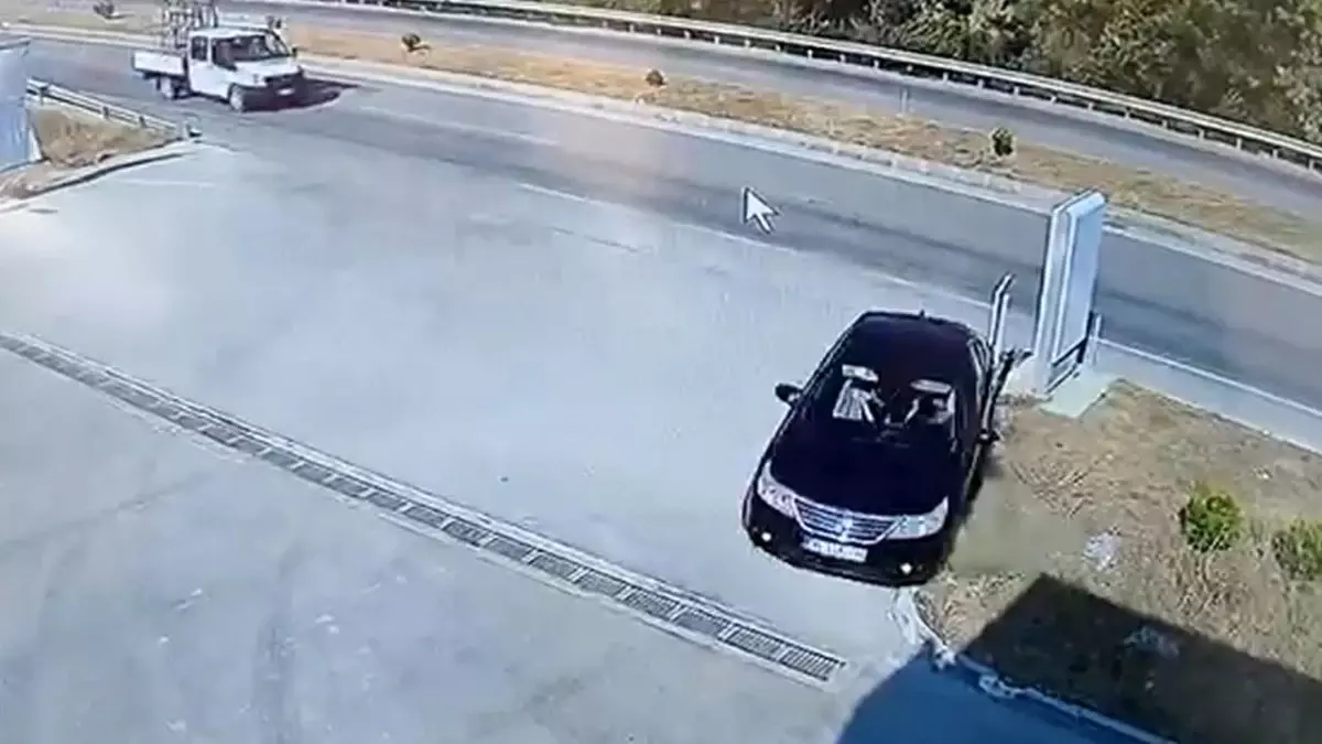 Kontrolden Çıkan Otomobil Akaryakıt İstasyonuna Sürüklendi