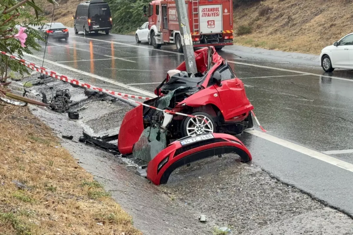 İstanbul'da korkunç kaza! Otomobil kağıt gibi katlandı