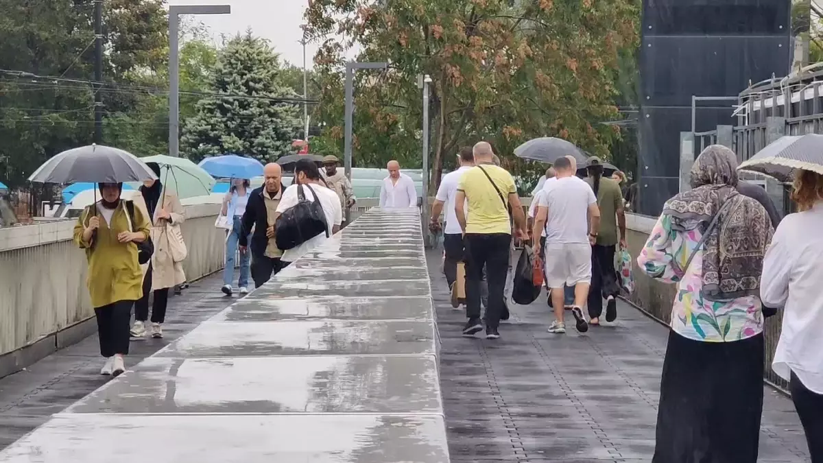 İstanbul'da Gece Yağmuru İstanbulluları Hazırlıksız Yakalandı
