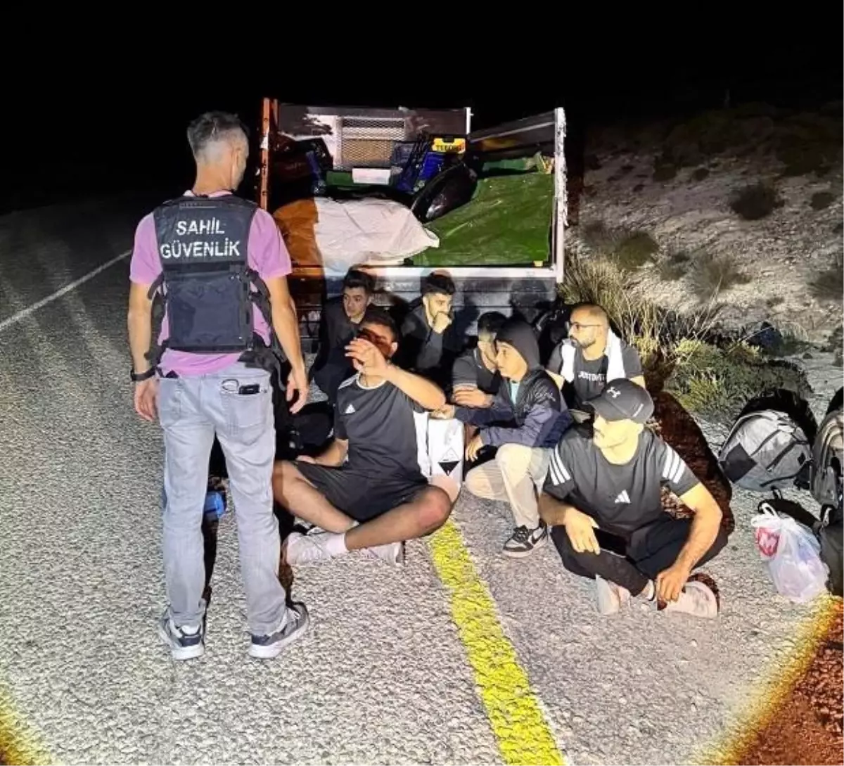 İzmir'de Düzensiz Göçmen Operasyonları: 102 Yakalandı