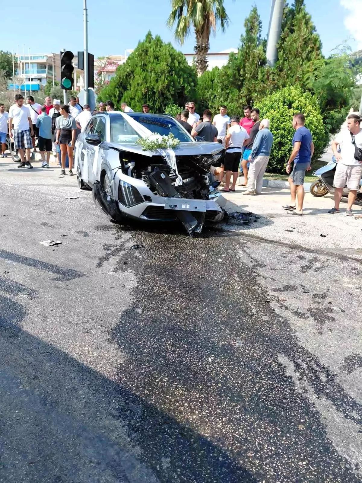 Kırmızı Işık İhlali Gelin Arabasıyla Çarpışmaya Neden Oldu