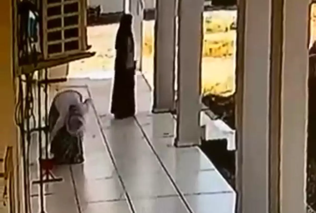 Mardin'de 3 Kadının Hırsızlık Girişimi Güvenlik Kamerasında