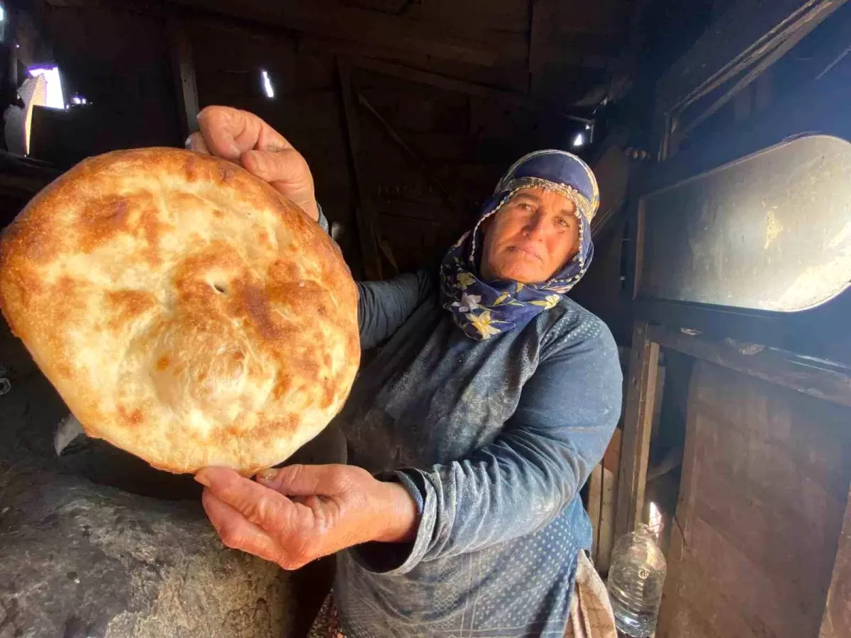 Kadifekale'de Mardinli Kadınlar Tandır Ekmekleriyle Hem Kültürel Mirası Yaşatıyor Hem Ekonomik Katkı Sağlıyor