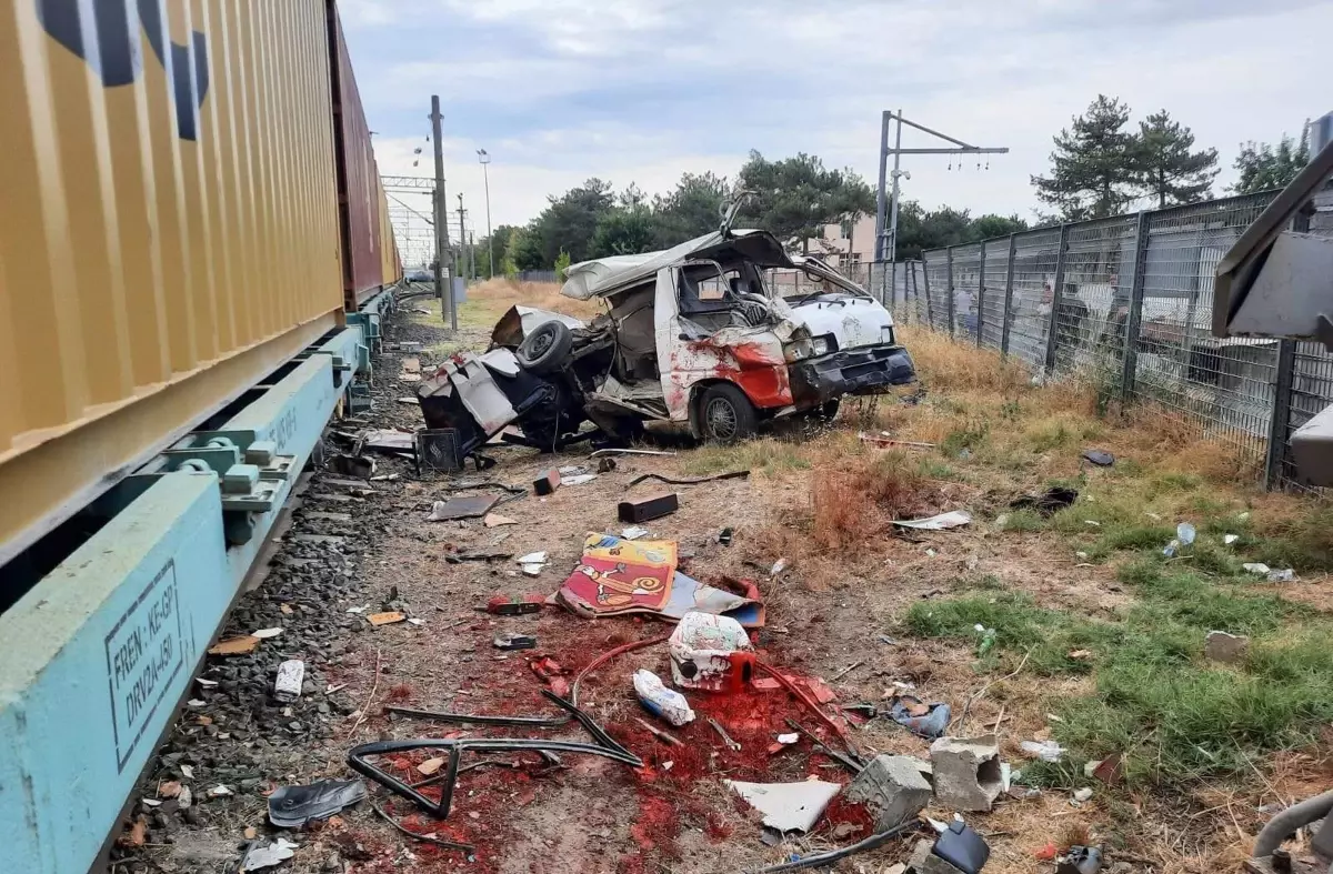 Tekirdağ'da Tren Minibüse Çarptı: Sürücü Yaralandı