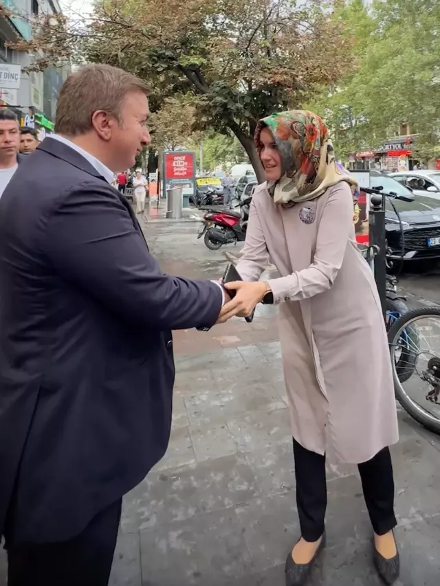 Governor Aydoğdu Awards Teacher Who Requested Scholarship for His Student