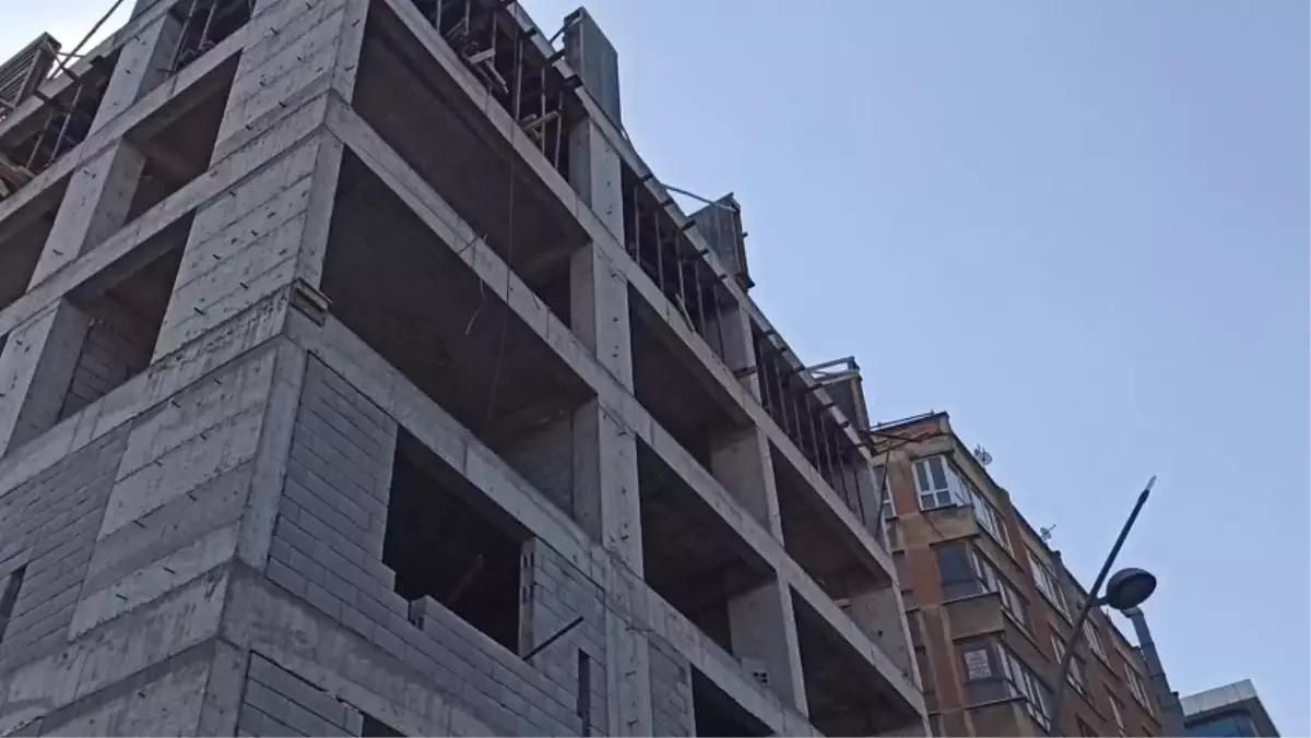 Elazığ'da İnşaat Halindeki Binadan Briket Düşerek Bir Kişi Yaralandı