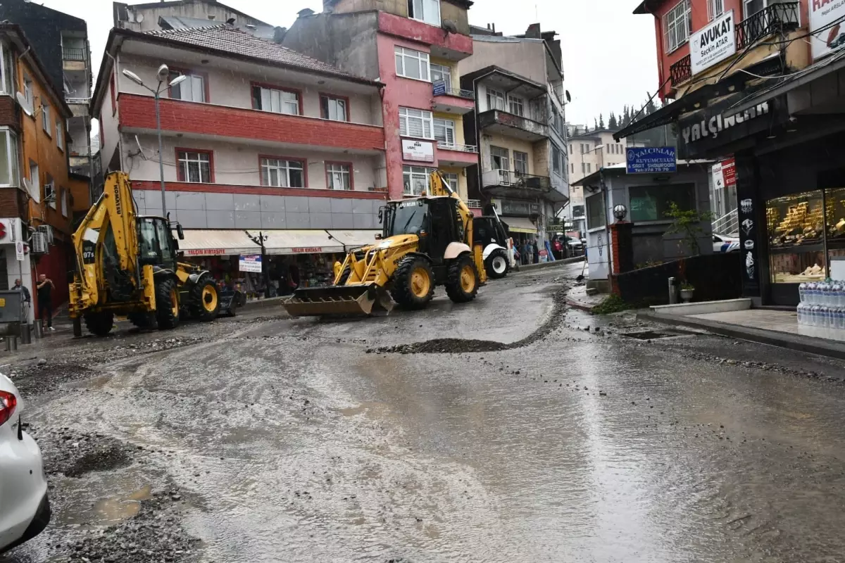 Zonguldak'ta Sağanak Yağış Trafiği Olumsuz Etkiledi