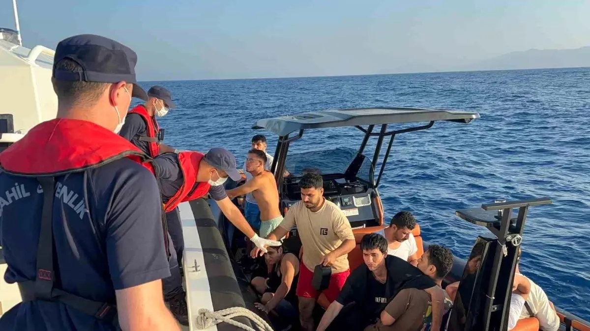 Dalaman'da Düzensiz Göçmenler Kurtarıldı, Kaçakçı Yakalandı