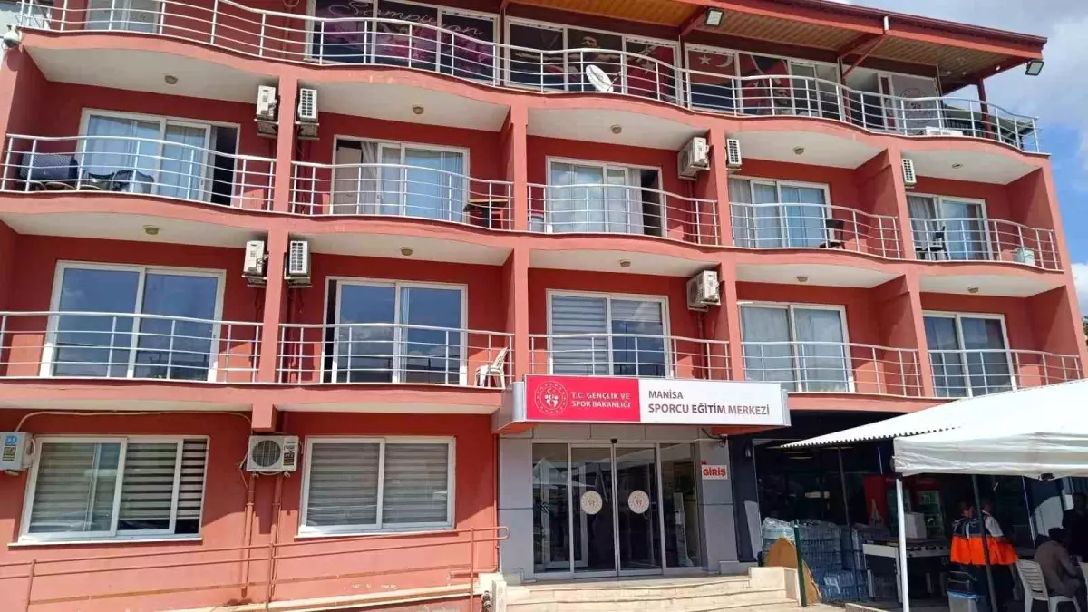Manisa'da Deprem Anında Güreşçiler Güvenli Alana Geçti
