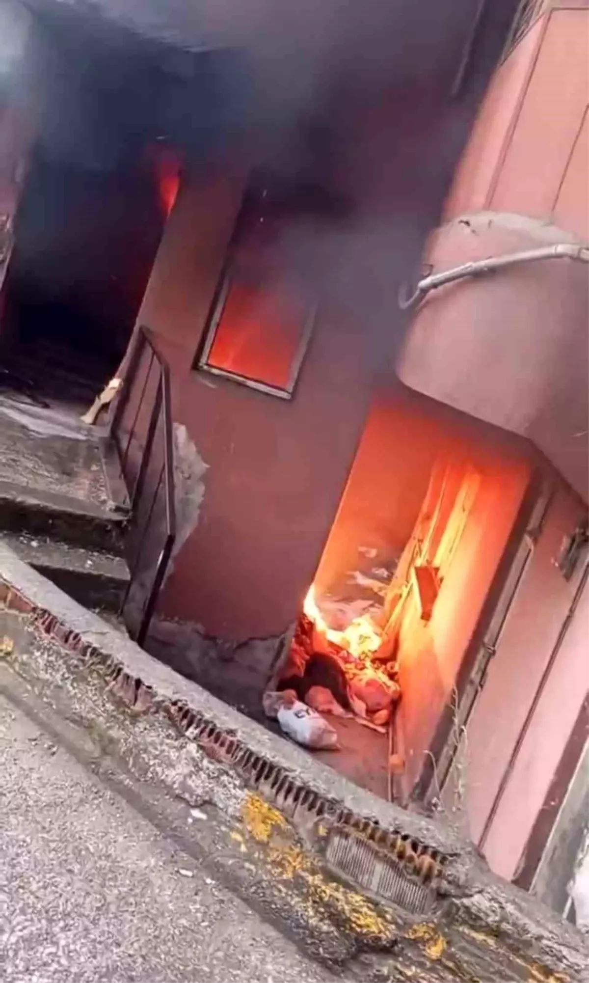 Karabük'te Kullanılmayan Apartmanda Yangın Çıktı