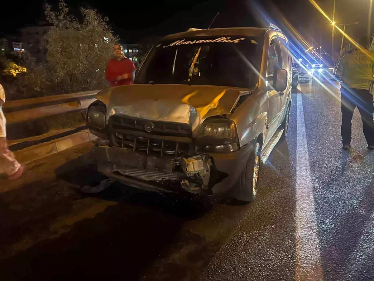 Nevşehir'de Otomobil Aydınlatma Direğine Çarptı: 2 Yaralı