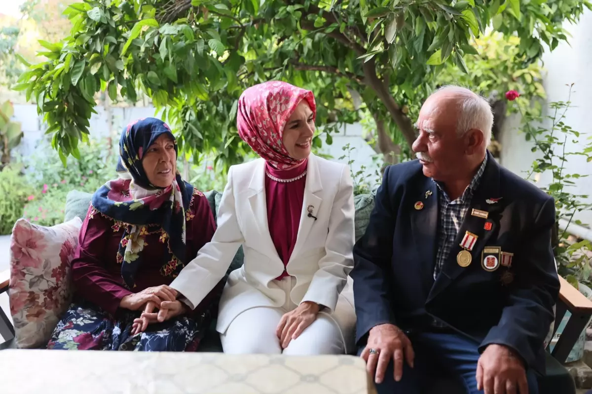 Bakan Göktaş, 48 Yıldır Evliliklerini Sürdüren Kıbrıs Gazisi Çiftini Ziyaret Etti