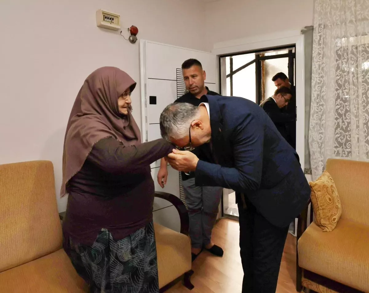 Bakan Işıkhan, Şehit Ailelerini Ziyaret Etti: 'Huzurlu Bir Gelecek Bırakacağız'