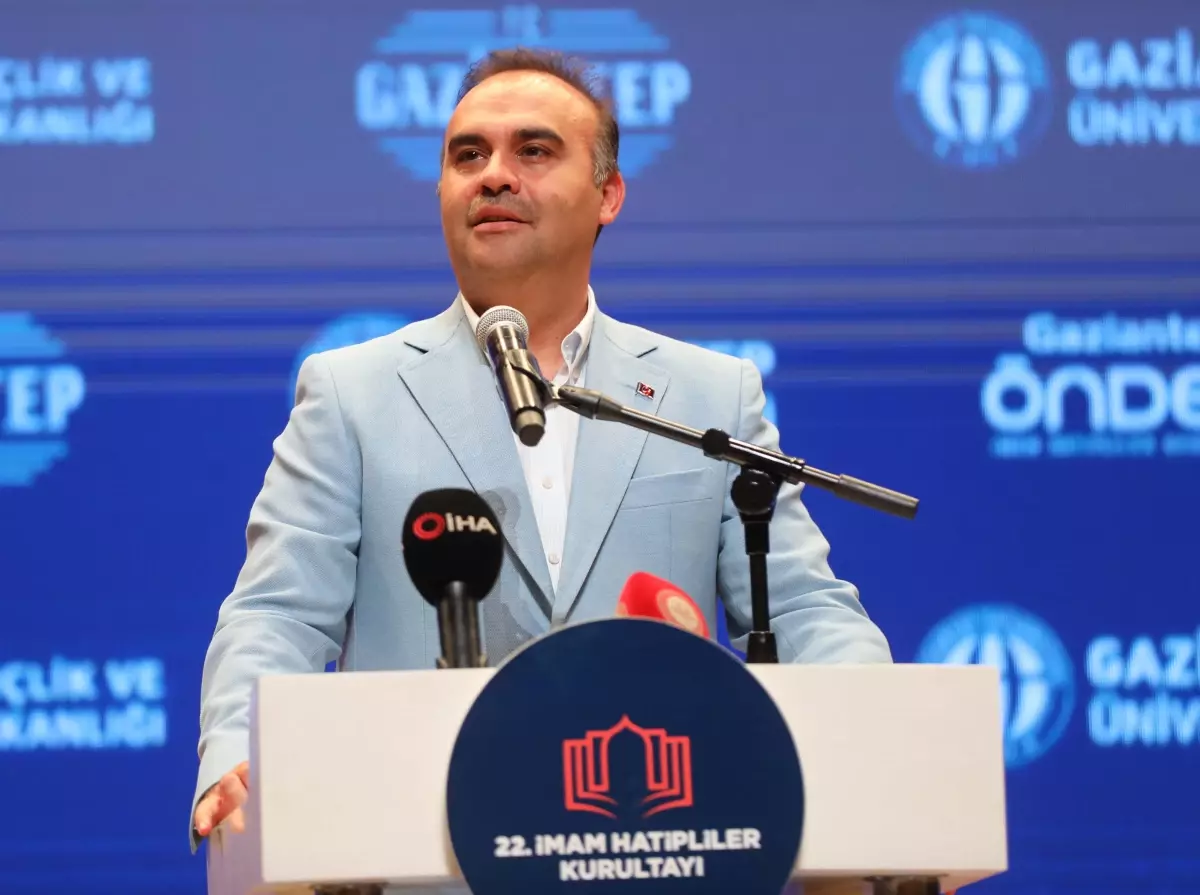 Bakan Kacır: Ay'a uzay aracı göndereceğiz