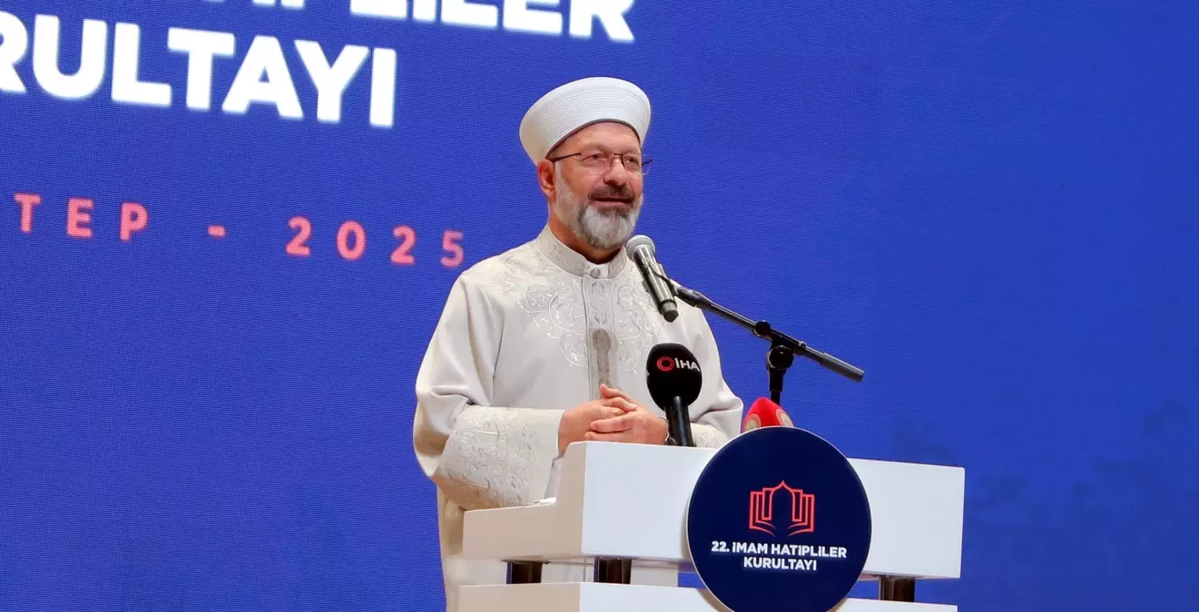 Ali Erbaş, İmam Hatipliler Kurultayı'nda Sunum Yaptı