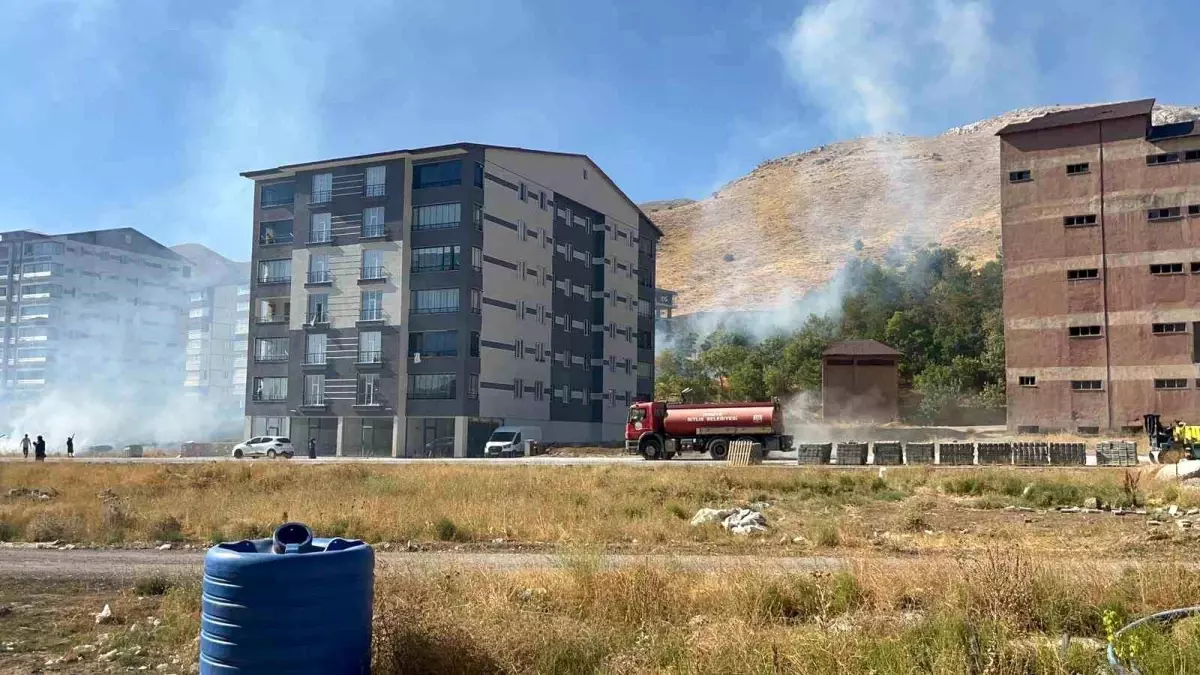 Bitlis'te Çıkan Yangın Kısa Sürede Büyüdü