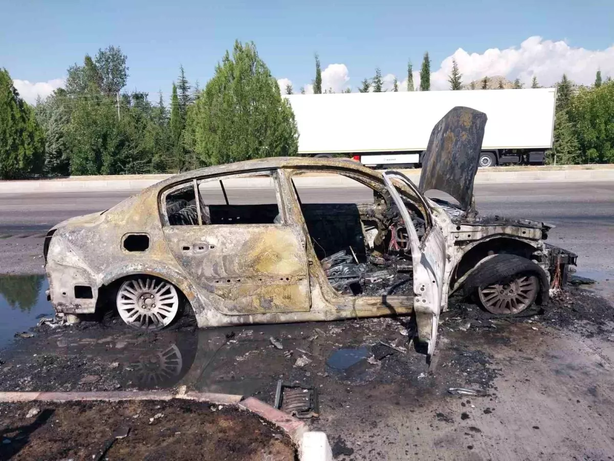 Burdur-Antalya Kara Yolunda Otomobil Yangını