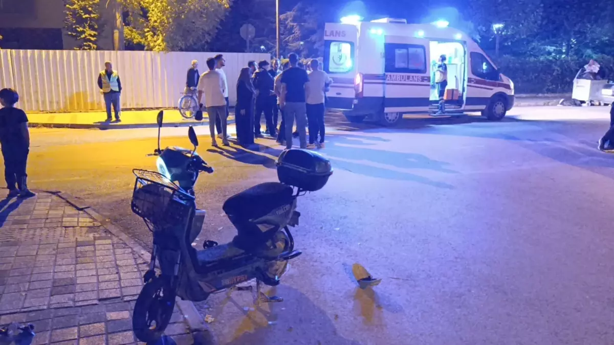 İnegöl'de Elektrikli Bisikletle Otomobil Çarpıştı: 1 Yaralı