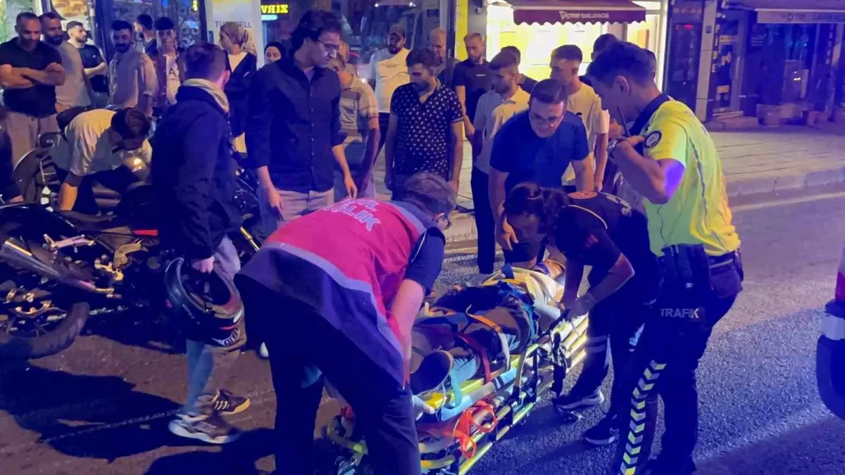 Tekirdağ'da Motosiklet ile Panelvan Minibüs Çarpıştı: 2 Yaralı