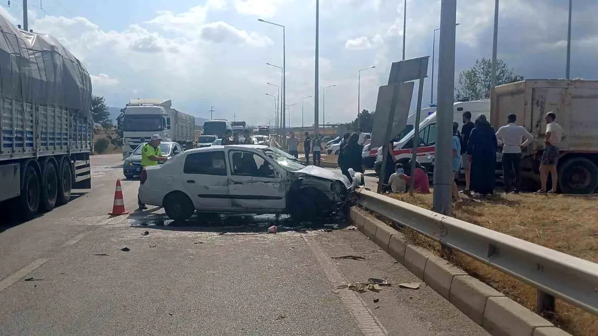 Çorum'da Kamyon ve Otomobil Çarpıştı: 4 Yaralı