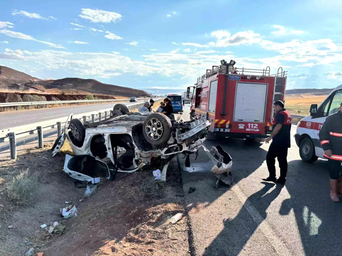 Çorum'da Bariyerlere Çarpan Otomobil Takla Attı: 3 Yaralı