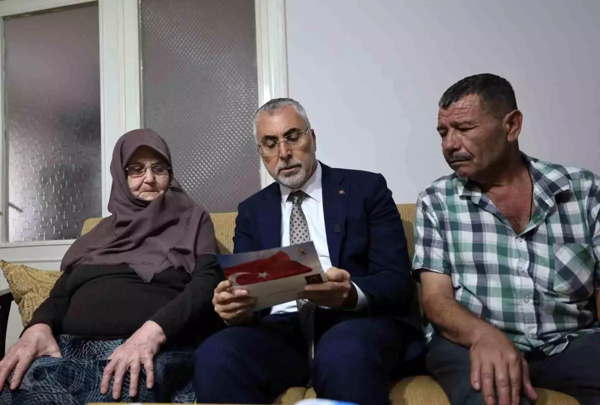 Bakan Işıkhan, Şehit Ailesine 'Terörsüz Türkiye' Mektubunu Okudu