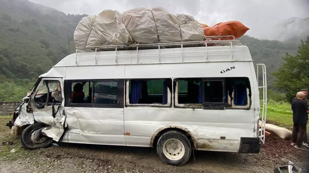 Tirebolu'da Minibüs Kazası: 10 Tarım İşçisi Yaralandı