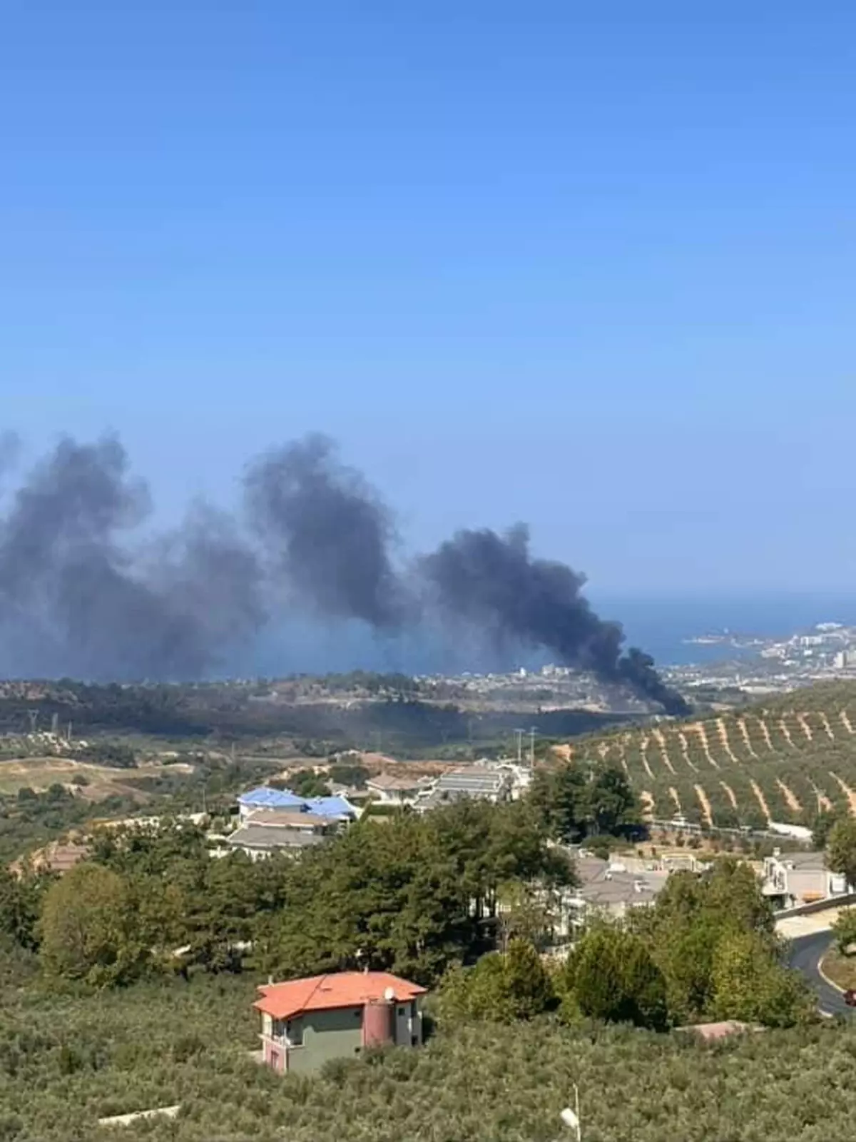 Kuşadası'nda Hafriyat Alanında Yangın Kontrol Altına Alındı