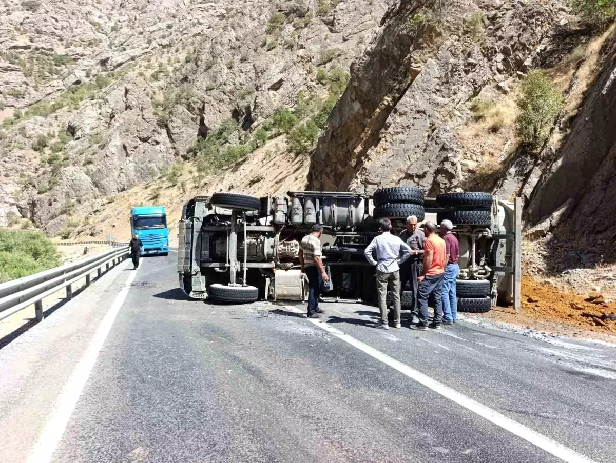 Hakkari-Çukurca Yolunda Maden Yüklü Kamyon Devrildi