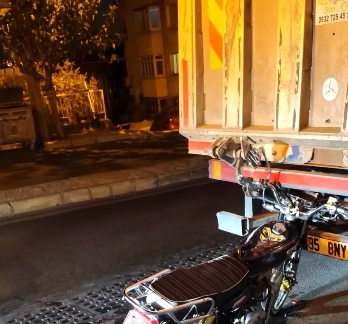 İzmir'de Motosiklet Kazası: 1 Ölü, 1 Yaralı