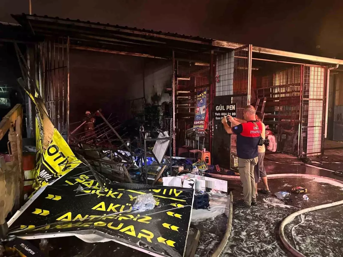 İzmir'de Sanayi Sitesinde Yangın: 3 İş Yeri Kül Oldu