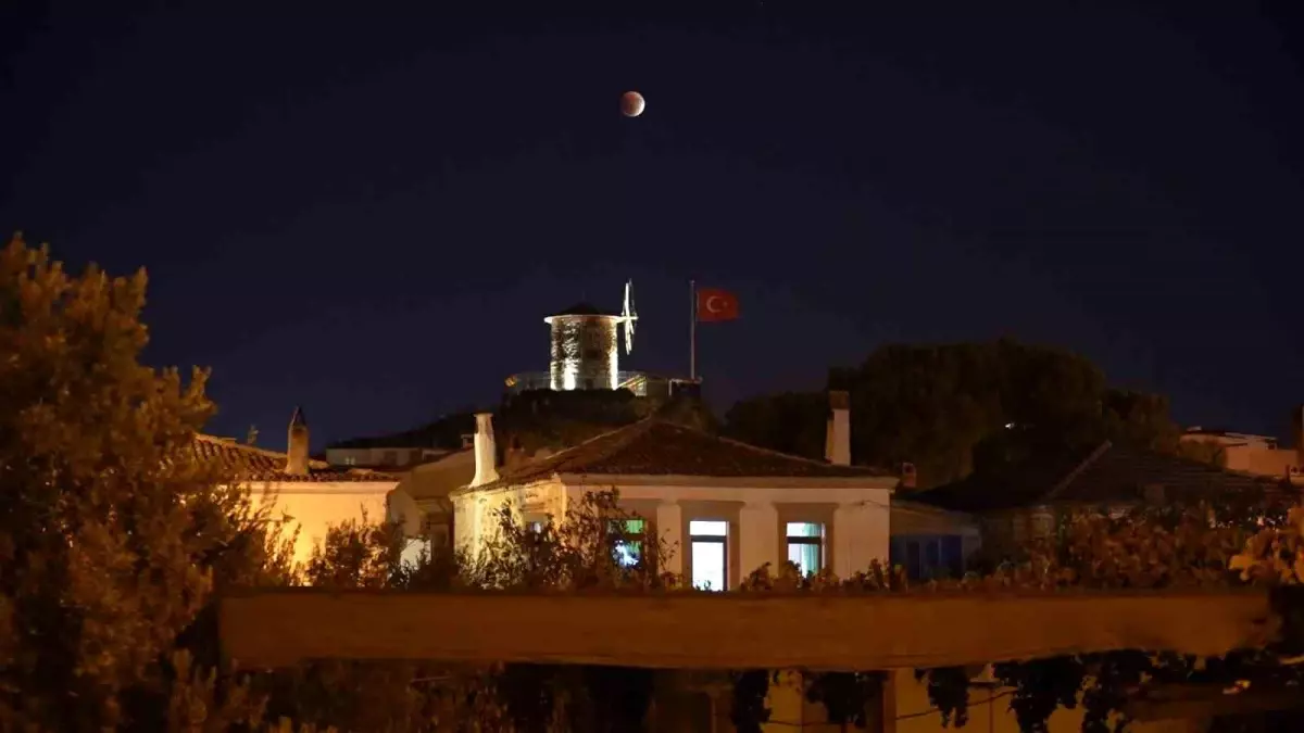 Ayvalık'ta 'Kanlı Ay' Tutulması Görüntülendi