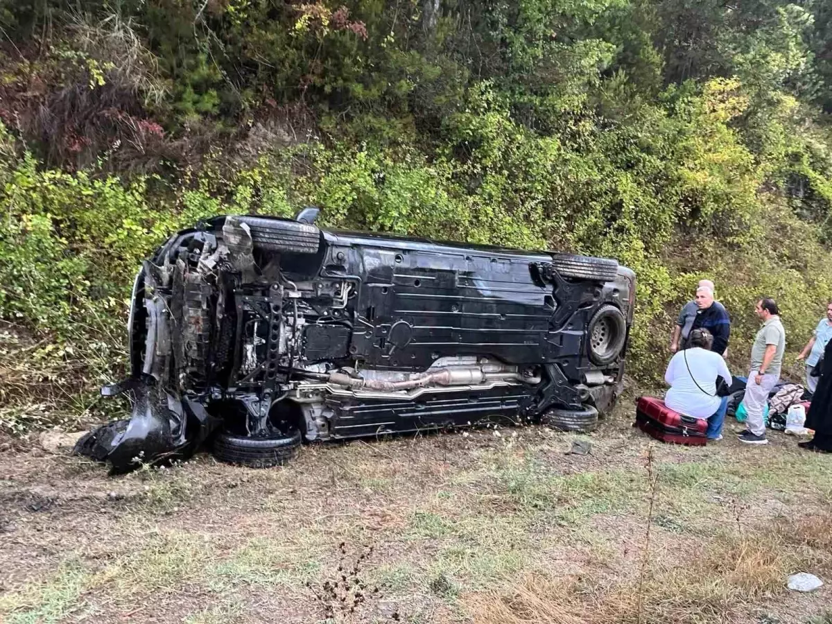 Kastamonu'da Hafif Ticari Araç Takla Attı: 3 Yaralı