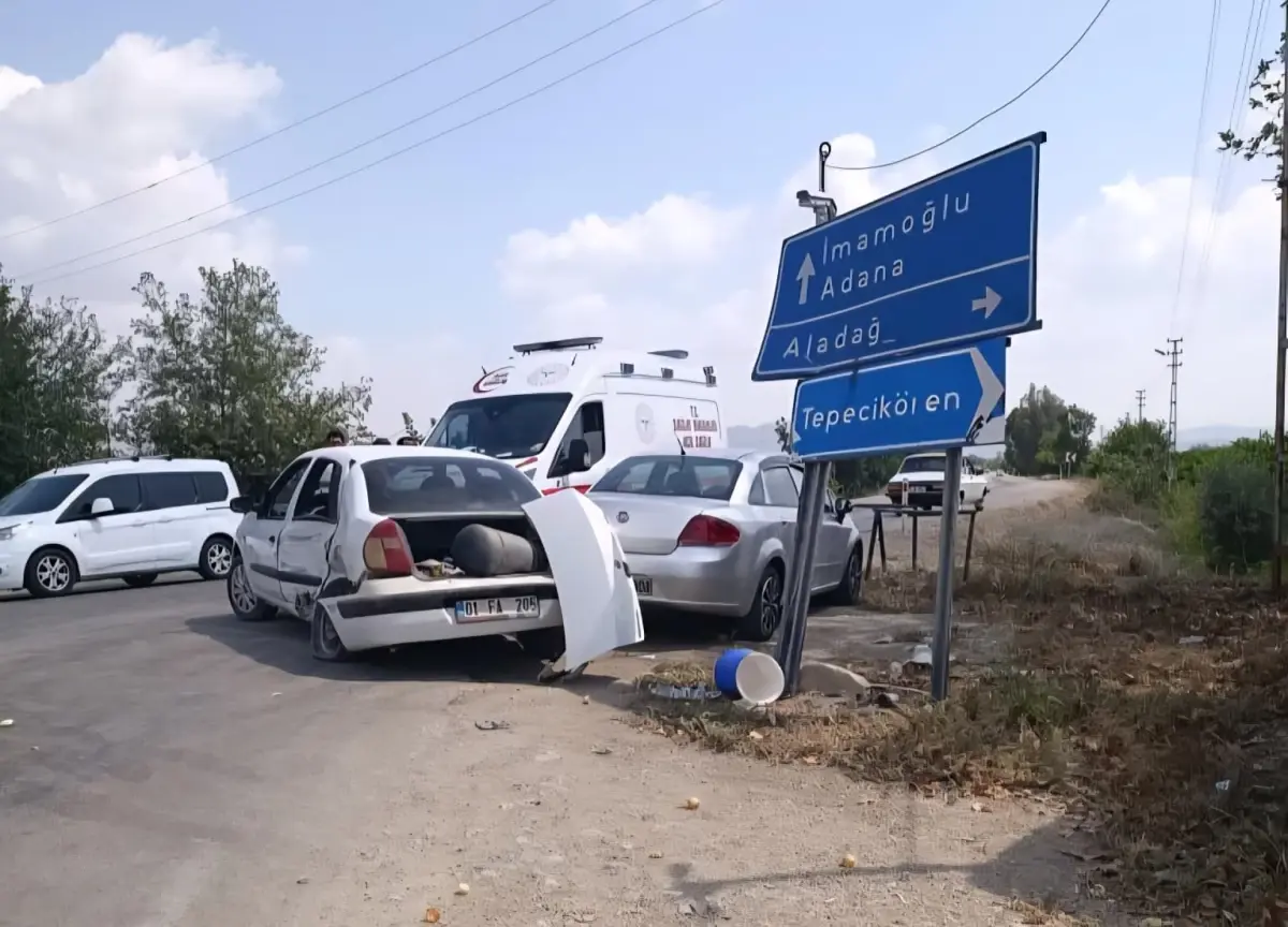 Adana'da Kavşakta İki Otomobil Çarpıştı: Dört Yaralı