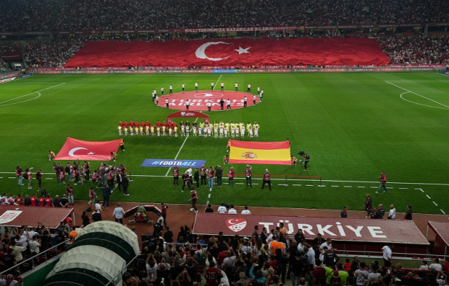 Montella istifa etti mi, kovuldu mu?