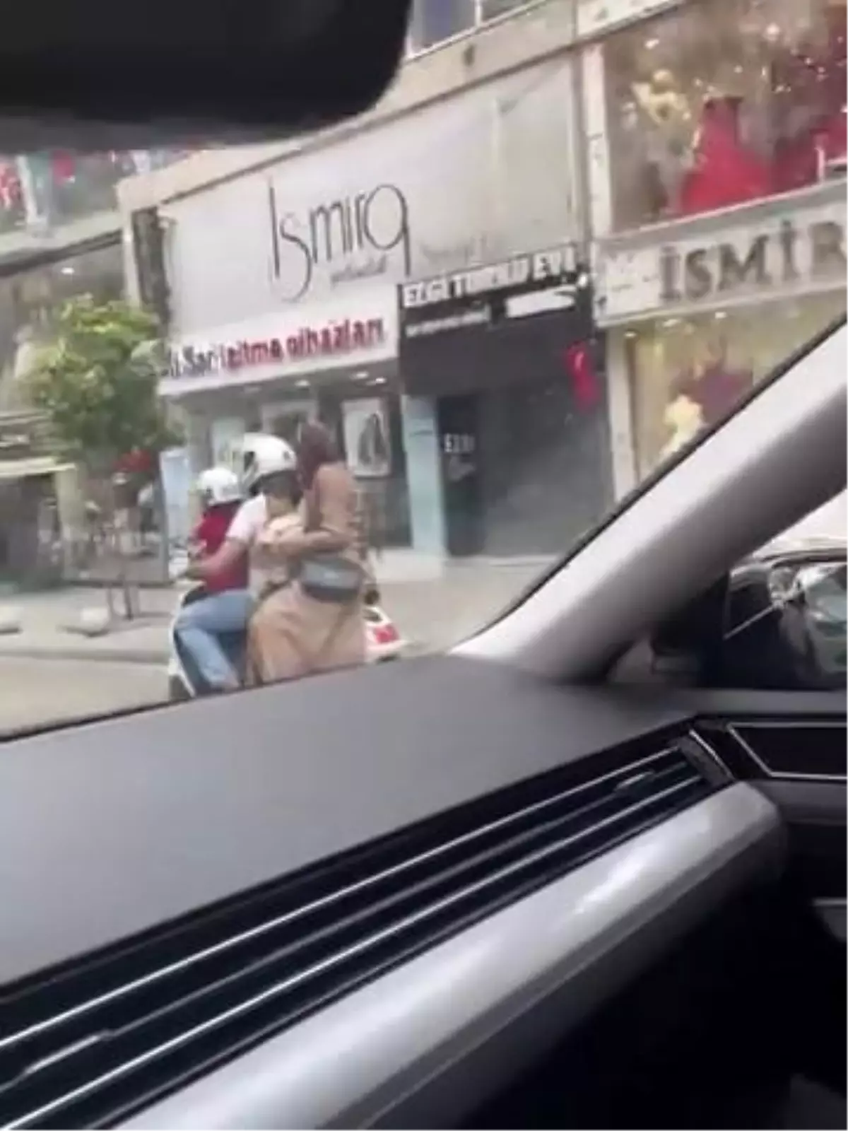 Bursa'da Motosiklete 4 Kişi Bindi, Güvenlik Tehlikeye Atıldı