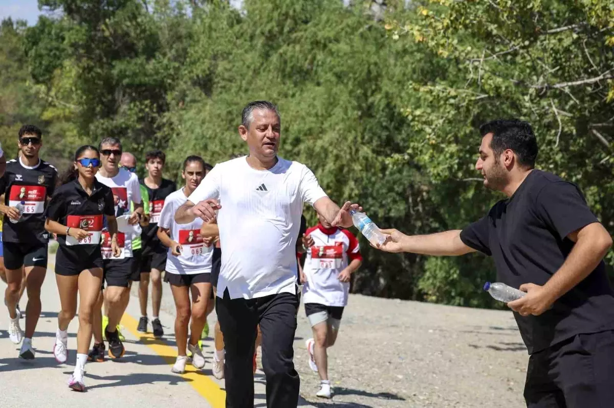 Özgür Özel, CHP 102'nci Yıl Koşusu'na katıldı