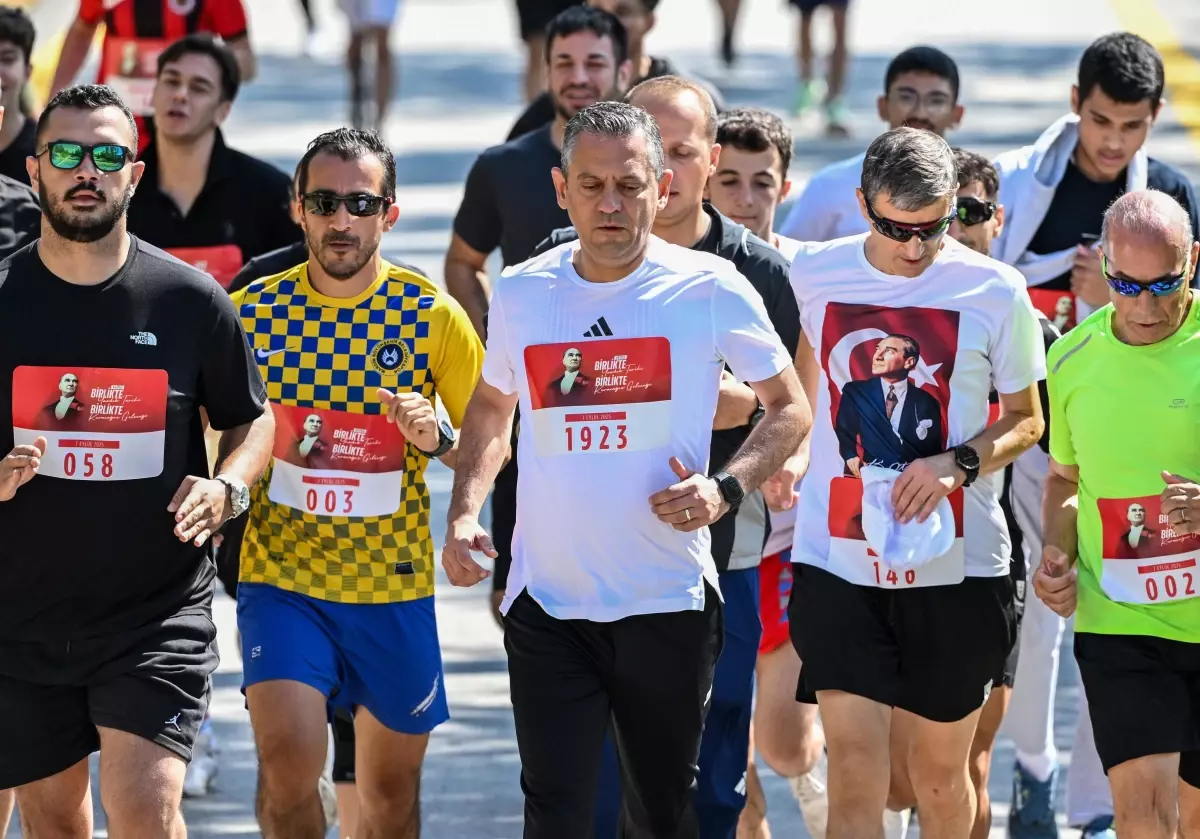 CHP Genel Başkanı Özgür Özel, 'CHP 102'nci Yıl Koşusu'na Katıldı