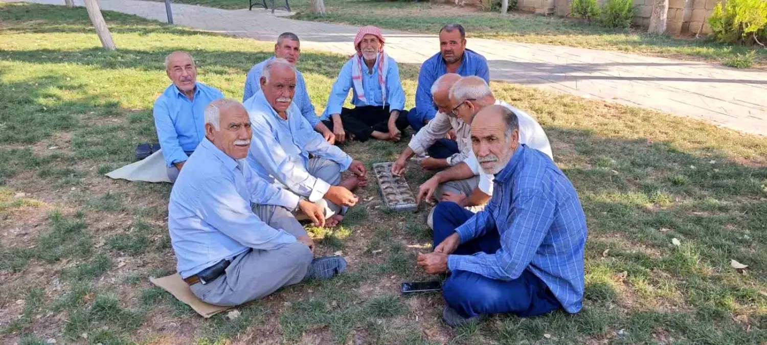 Yaşlılar Parklarda Mangala Oynayarak Zaman Geçiriyor