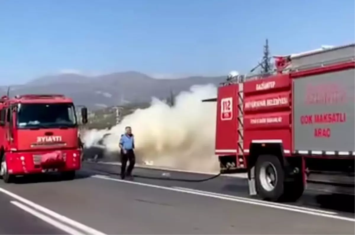 Otomobil Yangını: Gaziantep'te Motor Bölümünden Duman Yükseldi