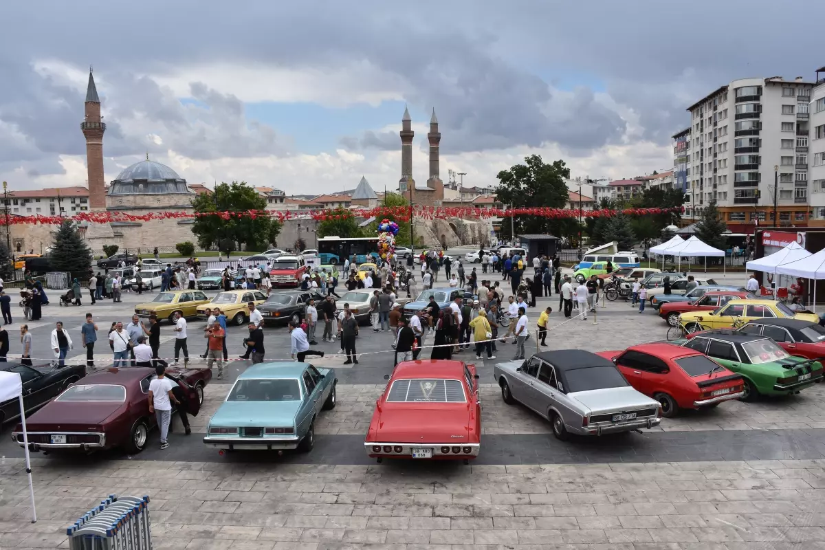 Sivas Kongresi'nin 106. Yılı Klasik Otomobil Fuarı ile Kutlandı
