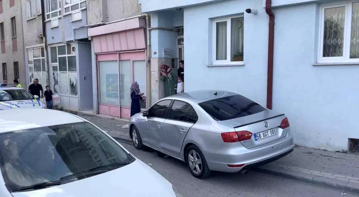 Sivas'ta Kovalamaca Sonrası Binaya Çarpan Otomobil, Sakinleri Korkuttu