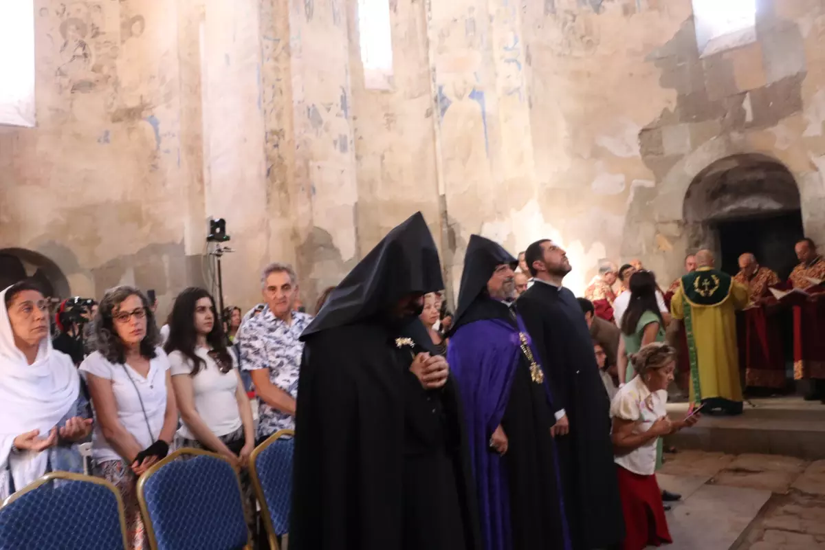 Van'daki 1100 Yıllık Akdamar Kilisesi'nde Ayin Düzenlendi