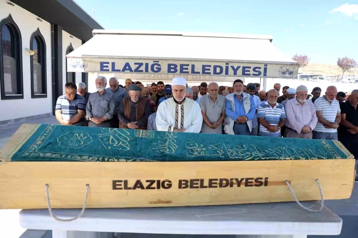Elazığ'da 94 Yaşındaki Mehmet İzgi, 20 Günlük Yaşam Mücadelesini Kaybetti